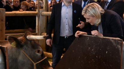Marine Le Pen passe la journée au salon de l’Agriculture