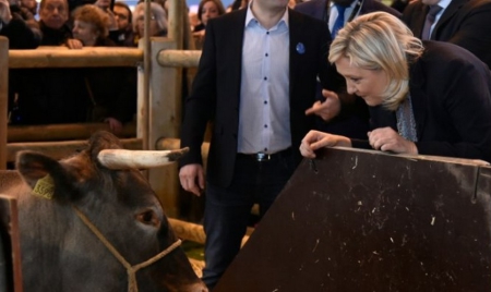 Marine Le Pen passe la journée au salon de l’Agriculture