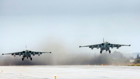 Syrie: la Russie peut redéployer ses avions en quelques heures prévient Poutine