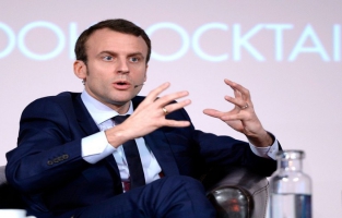 Macron, très populaire et médiatique, appelé à jouer collectif