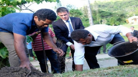 Manuel Valls dans la brousse calédonienne, grande oubliée de l’archipel