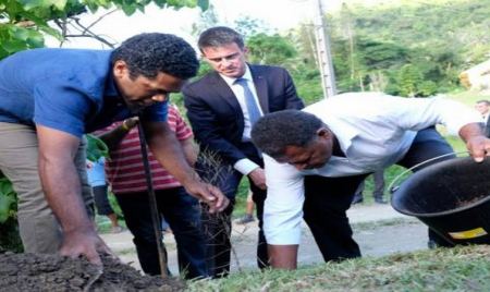 Manuel Valls dans la brousse calédonienne, grande oubliée de l’archipel