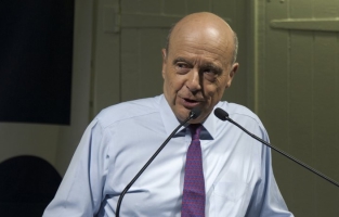 En Marche : Macron ferait mieux de faire son boulot de ministre estime Juppé 