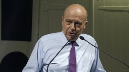 En Marche : Macron ferait mieux de faire son boulot de ministre estime Juppé