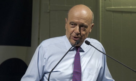 En Marche : Macron ferait mieux de faire son boulot de ministre estime Juppé