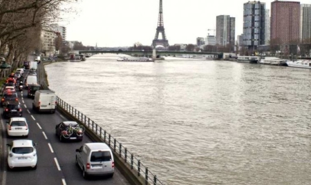 Vieilles voitures interdites : les automobilistes attaquent la mairie de Paris