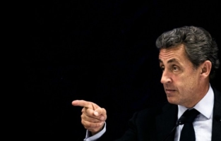 Sarkozy veut refonder l'Europe et lance des piques