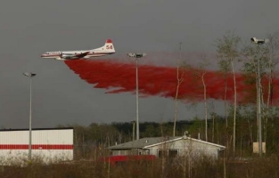 Canada: les feux s'étendent à Fort McMurray où l'exploitation pétrolière se réduit 