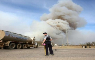 Canada: les feux s'étendent à Fort McMurray où l'exploitation pétrolière se réduit 