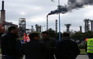 Carburants: le conflit se durcit 