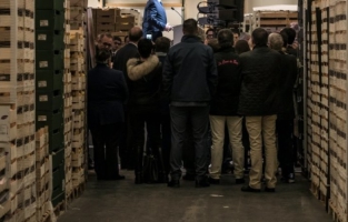 Hollande: visite très politique à Rungis, à un an de la présidentielle 