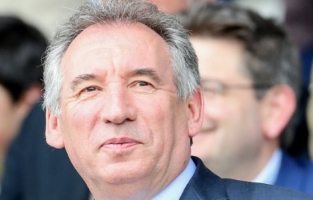 Primaires à droite: Bayrou tacle Sarkozy, Le Maire et la surenchère