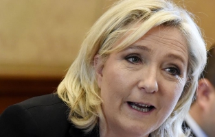 Loi Travail : pour Marine Le Pen, le gouvernement protège des milices d'extrême gauche 