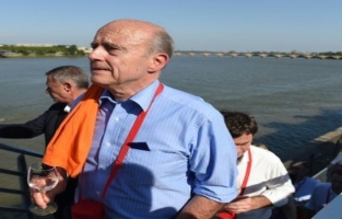 Primaire à droite: l'écart entre Juppé et Sarkozy se réduit