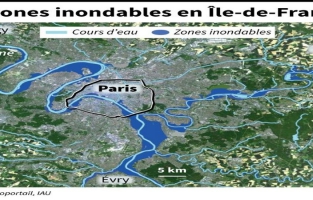 La Seine monte à Paris: berges sous l'eau, une ligne RER et les bateaux à l'arrêt 