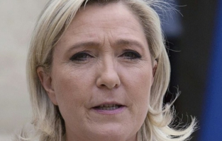 Brexit: Marine Le Pen réclame un référendum, fin de non recevoir de Hollande 