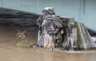 La Seine monte à Paris: berges sous l'eau, une ligne RER et les bateaux à l'arrêt 