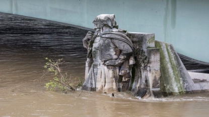 La Seine monte à Paris: berges sous l’eau, une ligne RER et les bateaux à l’arrêt