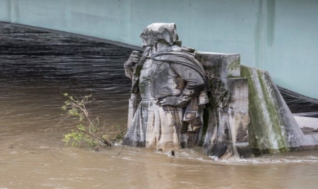 La Seine monte à Paris: berges sous l’eau, une ligne RER et les bateaux à l’arrêt