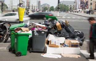 EURO 2016 : Paris croule sous les ordures 