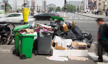 EURO 2016 : Paris croule sous les ordures