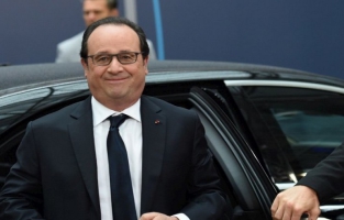 Hollande, plus que jamais en campagne, confirme des baisses d'impôt en 2017