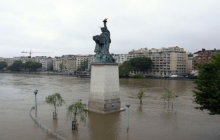La Seine monte à Paris: berges sous l'eau, une ligne RER et les bateaux à l'arrêt 