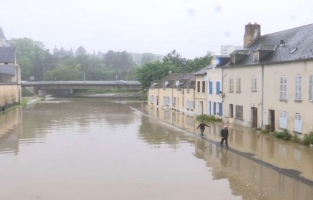 La Seine monte à Paris: berges sous l'eau, une ligne RER et les bateaux à l'arrêt 