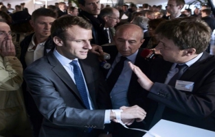 Macron entre en campagne avec un premier grand meeting parisien 