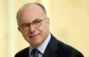 Attentats : Bernard Cazeneuve renvoie Nicolas Sarkozy à son "devoir moral" 