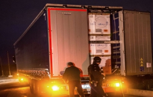 A Calais, une nuit dans le manège infernal de la rocade portuaire 