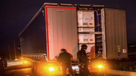 A Calais, une nuit dans le manège infernal de la rocade portuaire