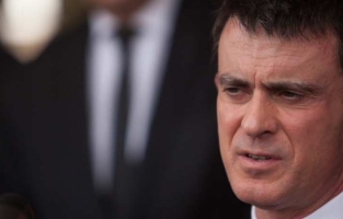 Manuel Valls hué pour sa première visite en Corse 