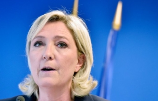 Attentats: la gauche simule, la droite s'agite, selon Le Pen 