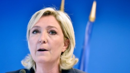 Attentats: la gauche simule, la droite s’agite, selon Le Pen