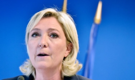 Attentats: la gauche simule, la droite s’agite, selon Le Pen