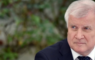 Allemagne: nouvelle charge de l'allié bavarois de Merkel sur les réfugiés 