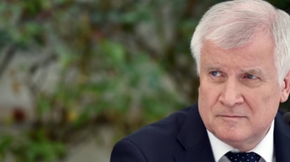 Allemagne: nouvelle charge de l’allié bavarois de Merkel sur les réfugiés