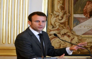 Macron entre en campagne avec un premier grand meeting parisien 