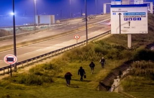 A Calais, une nuit dans le manège infernal de la rocade portuaire 