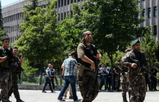 Les militaires turcs arrêtés en Grèce doivent être renvoyés en Turquie 