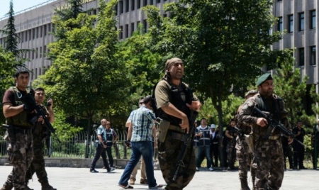 Les militaires turcs arrêtés en Grèce doivent être renvoyés en Turquie