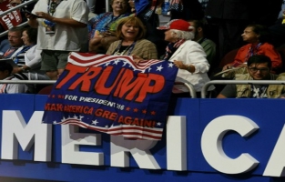 Un Donald Trump martial pour conquérir la Maison Blanche 