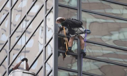 New York: la police capture un homme qui escaladait la tour Trump