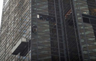 New York: la police capture un homme qui escaladait la tour Trump 