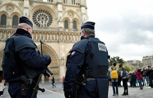 Paris : une voiture bourrée de bonbonnes de gaz découverte près de Notre-Dame 