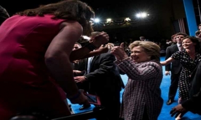 Hillary Clinton remonte, Donald Trump fulmine