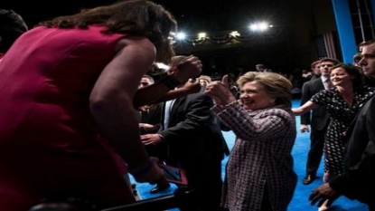 Hillary Clinton remonte, Donald Trump fulmine