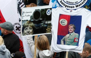 Allemagne: Merkel accueillie par des sifflets et des invectives à Dresde 