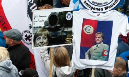 Allemagne: Merkel accueillie par des sifflets et des invectives à Dresde